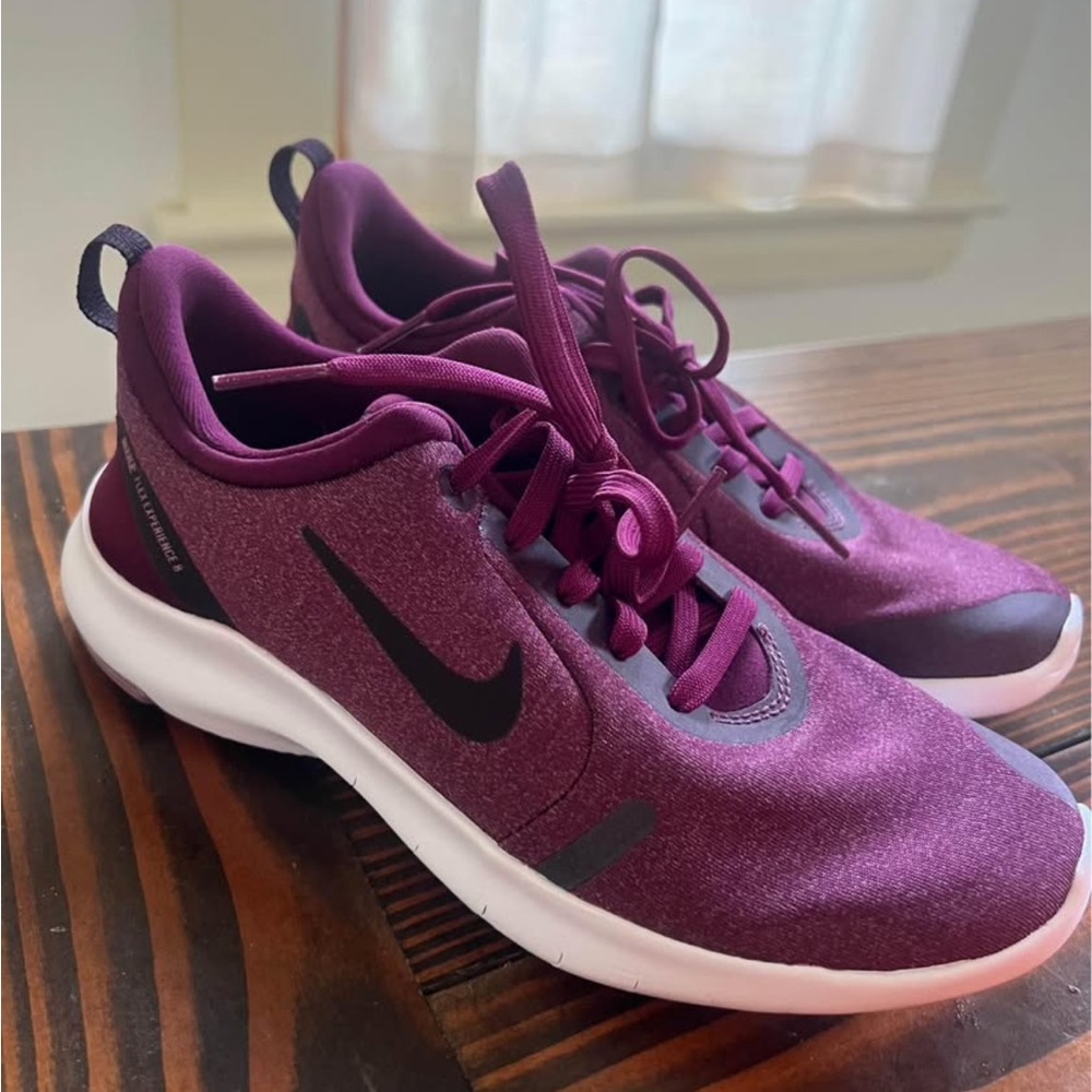 Nike Sneaker - Brand New - Size 6